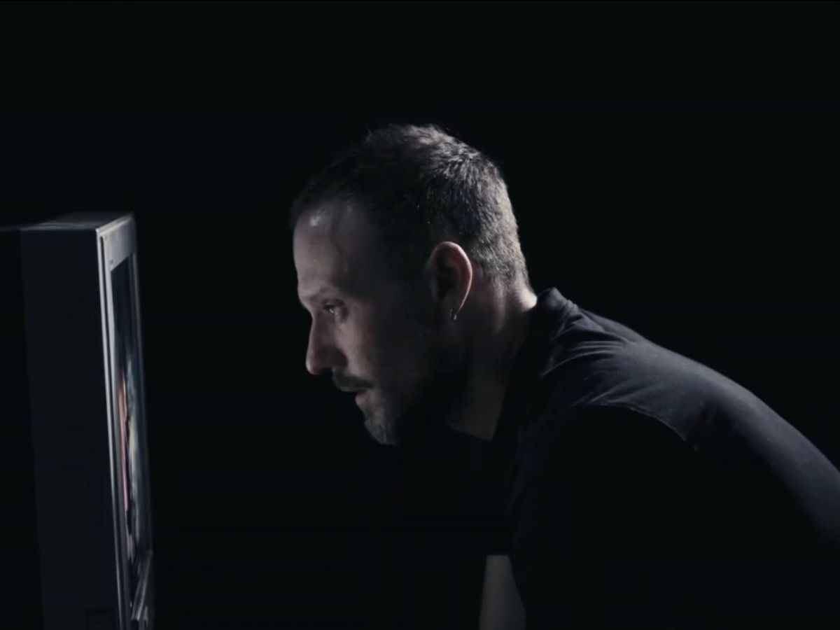 Hernán Contreras protagoniza nuevo clip de Le Fruto: ‘Vergüenza Ajena’