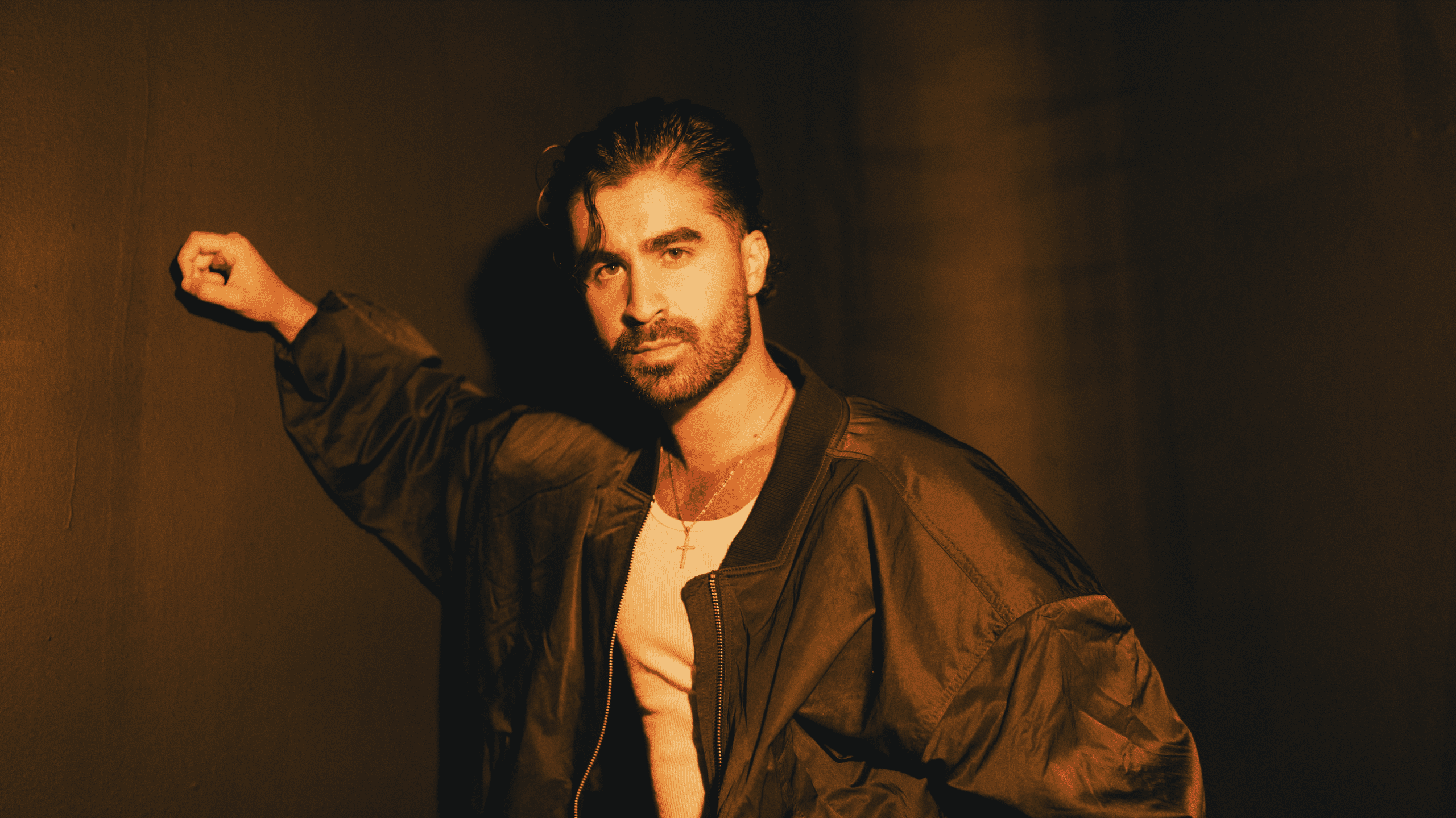 Diego Mena redefine la música latina y presenta su primer álbum