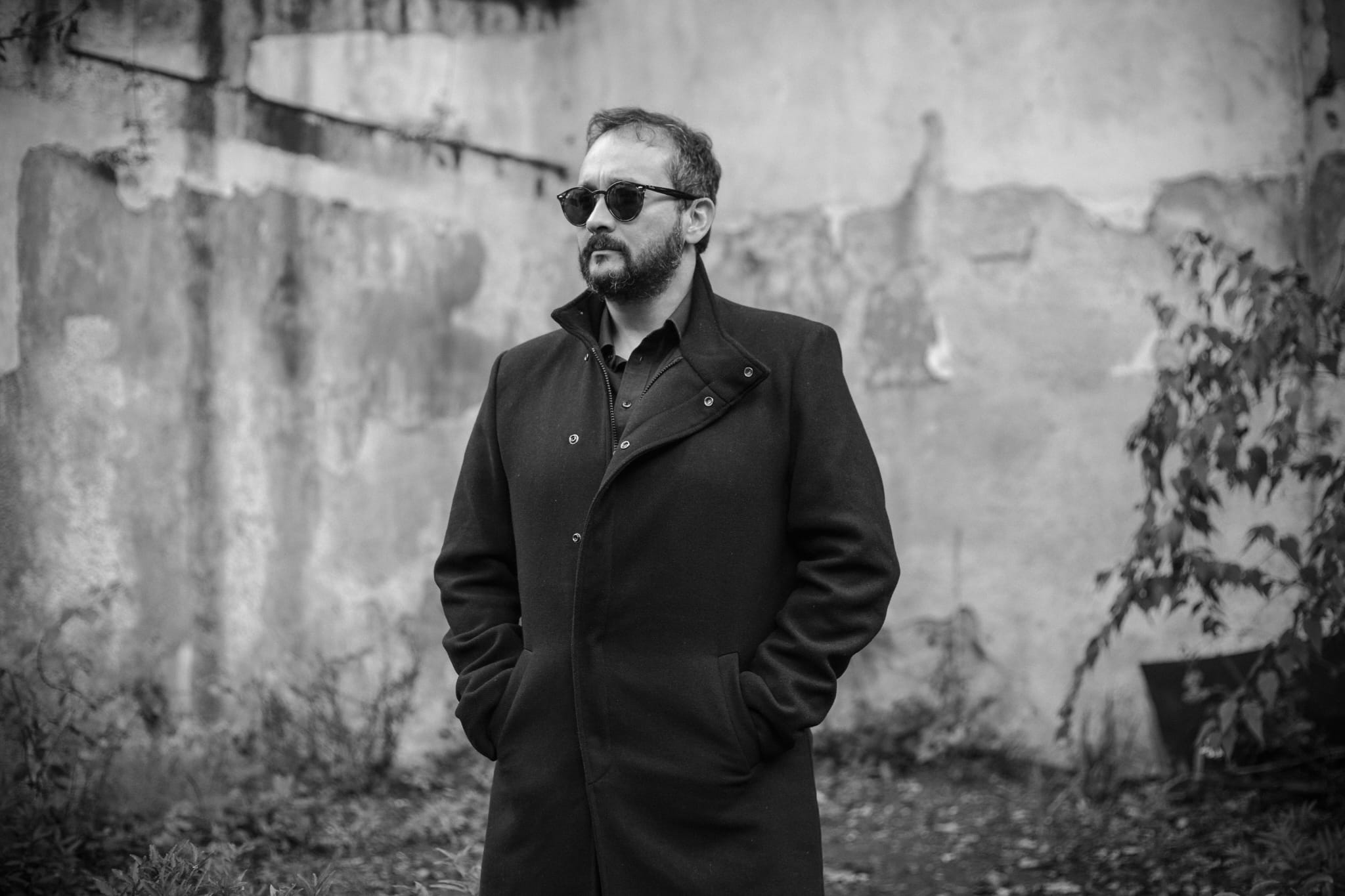 Bajo su lema, ‘Médico de día, rockero de noche’, el cantante colombiano Dr. Torralvo presenta ‘Perdóname’ y ‘Hechizo Elemental’