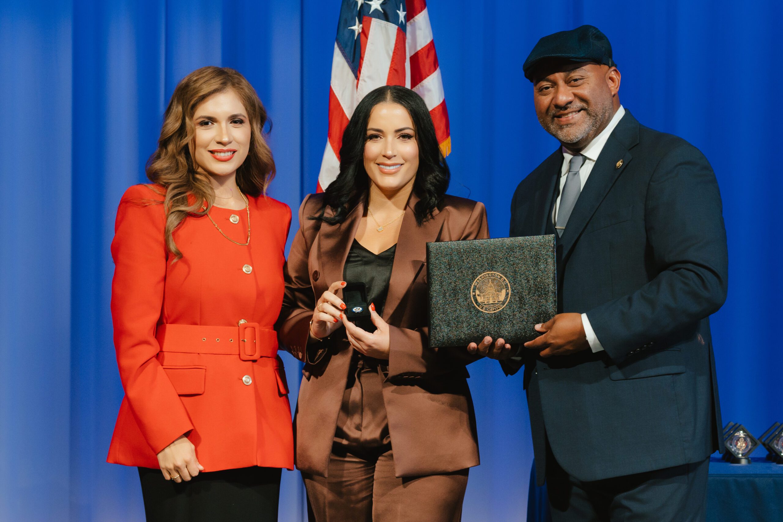 Jacqueline Polanco recibe el Pin del Gran Sello de la Nación de los Estados Unidos en Atlanta