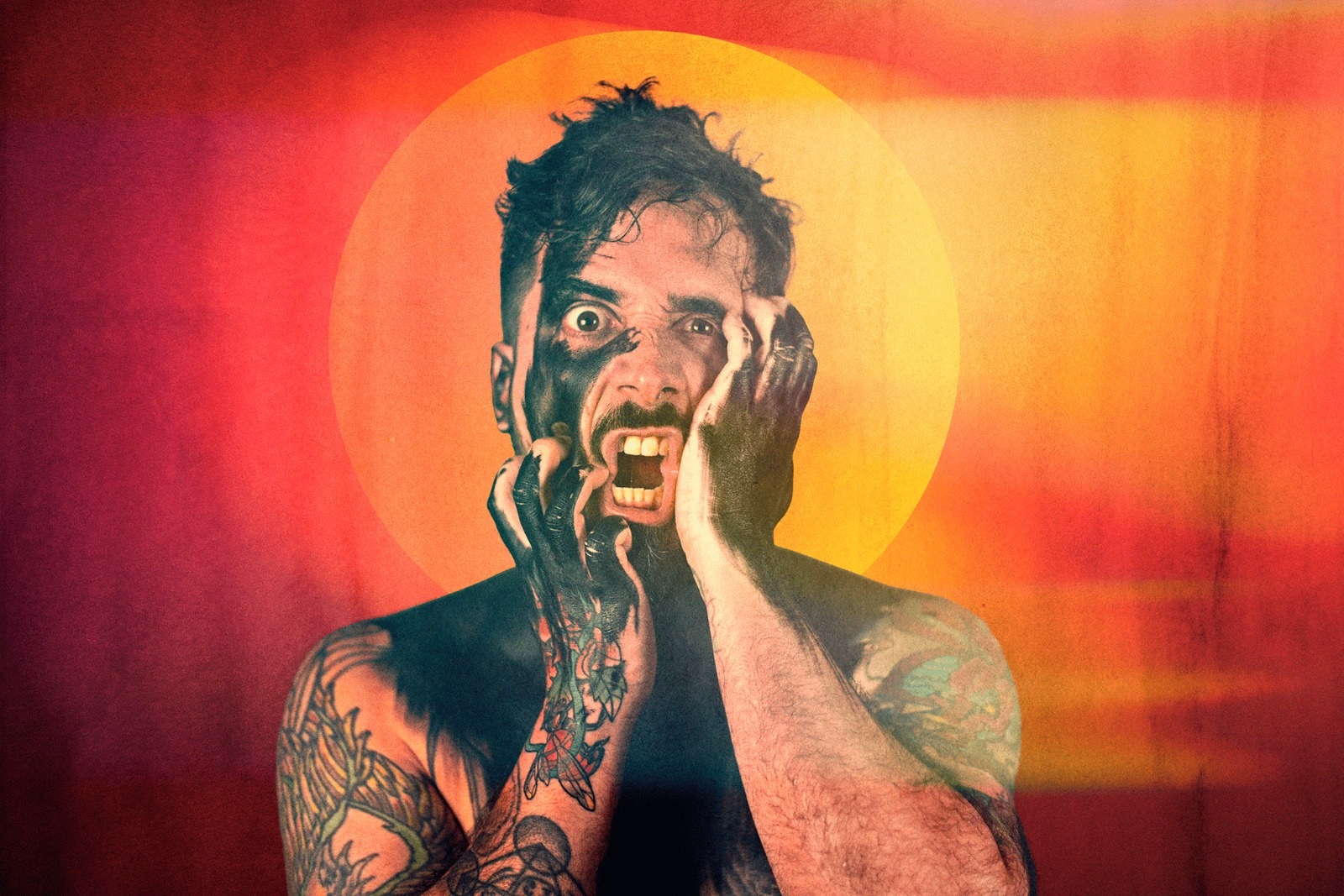 Una oda a la fiesta, el descontrol y la liberación del cuerpo y la mente, así es ‘El Último Edén’ de Karnívale