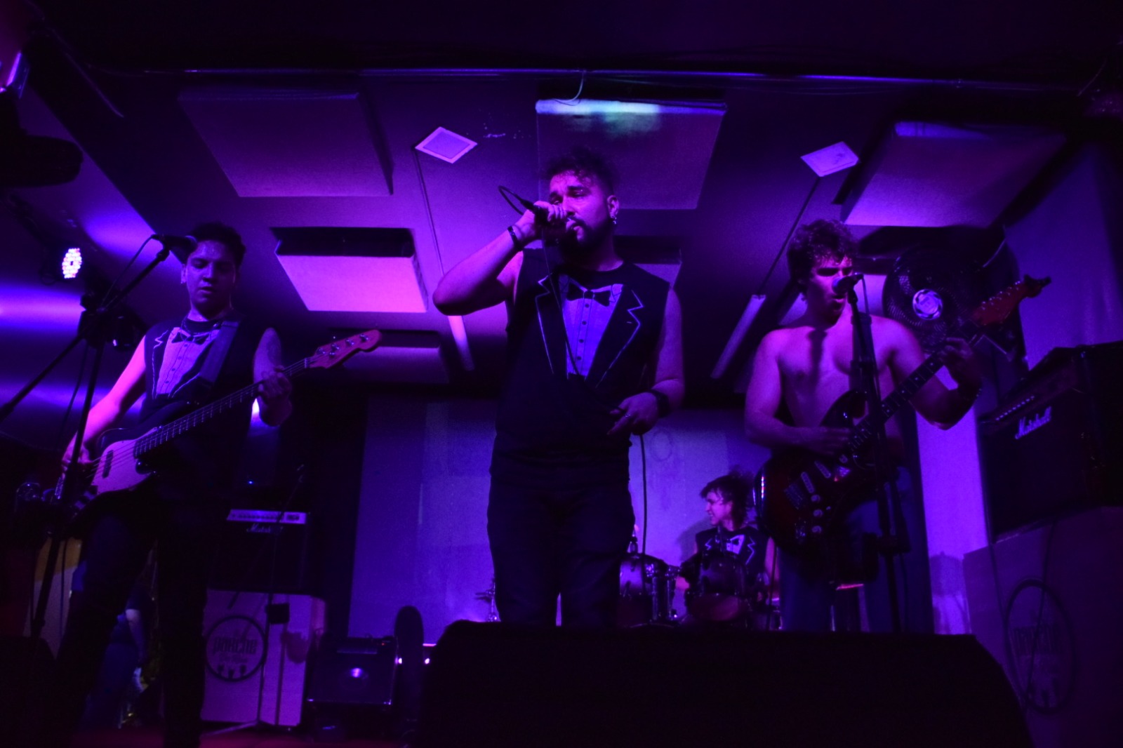 [Nueva música] Una crítica a la IA y un llamado a las interacciones interpersonales, así es ‘Stupid Vision Pro’ de Los Falsos Dandys