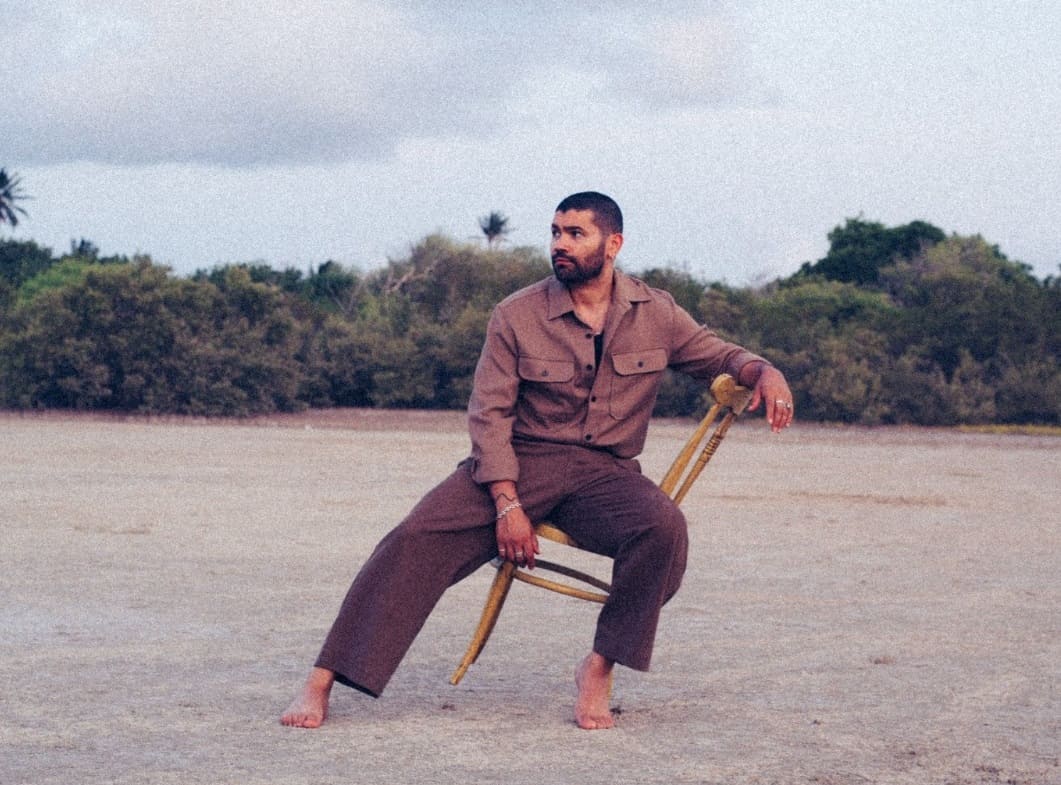 En su nuevo disco BRUJO, Cosme le canta al tarot y las raíces