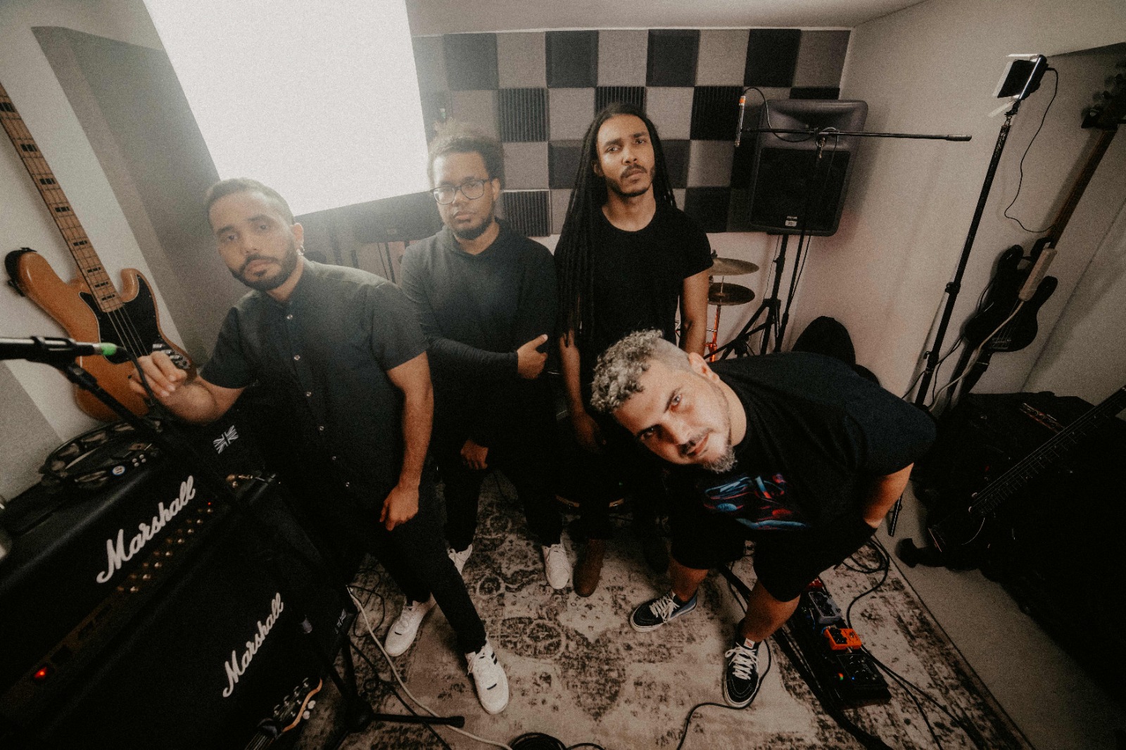 With The Lights Out presenta «Espías», un viaje entre la paranoia, la memoria y la liberación interior