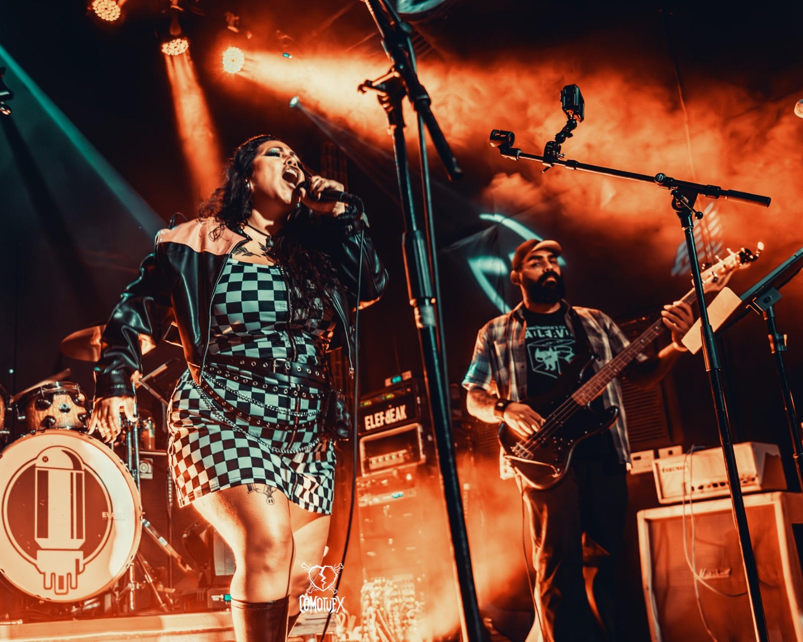 COMOTUEX convierte su disco ‘La AnEXdota’ en una experiencia audiovisual que va más allá de la música